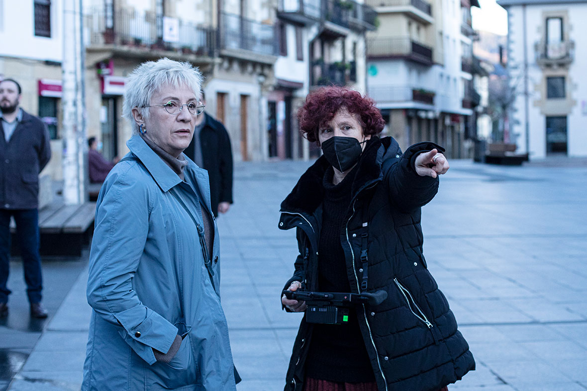 MAIXABEL | Film | Blanca Portillo und Icíar Bollaín am Set auf der Strasse